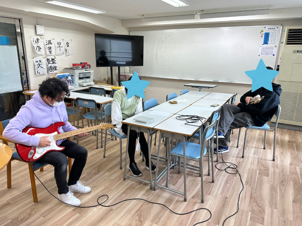 仙台にあるフリースクール、クラーク国際中等部仙台キャンパスの楽器演奏の授業です。