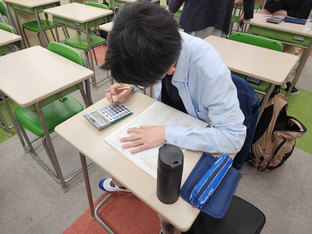 横浜にあるフリースクール、クラーク国際中等部横浜キャンパスの電卓検定の授業です