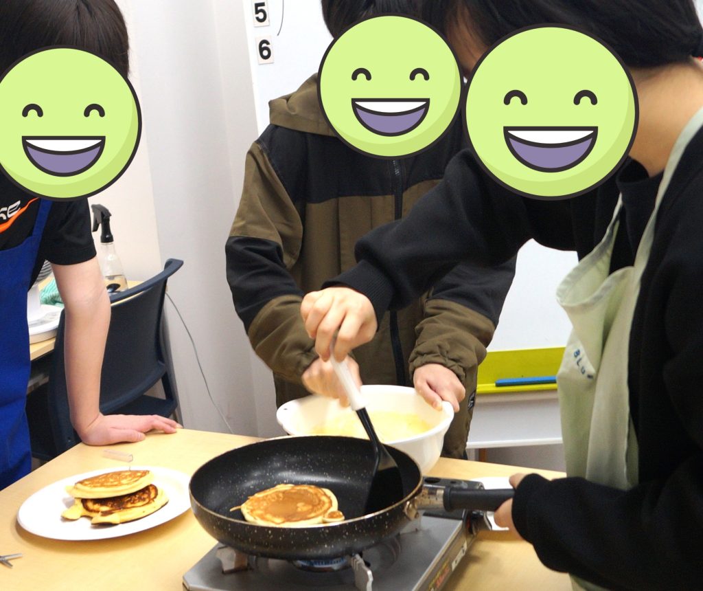 名古屋にあるフリースクール、クラーク国際中等部名古屋キャンパスのプロジェクト学習でホットケーキを作っている様子