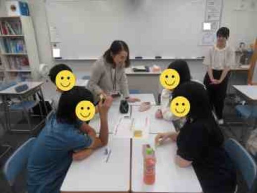 兵庫県にあるフリースクール、クラーク国際中等部芦屋キャンパスの心理学の授業の様子