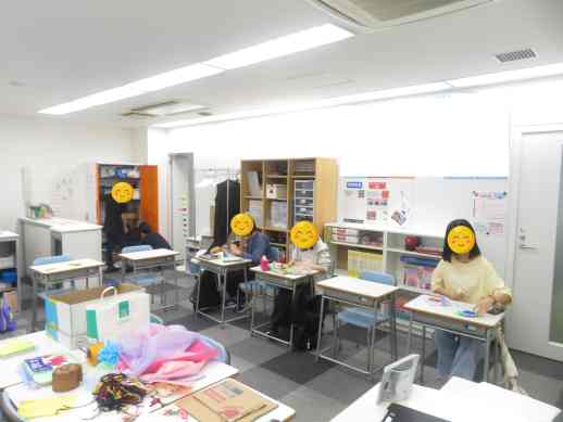 兵庫県にあるフリースクール、クラーク国際中等部芦屋キャンパスのピア製作の授業の様子
