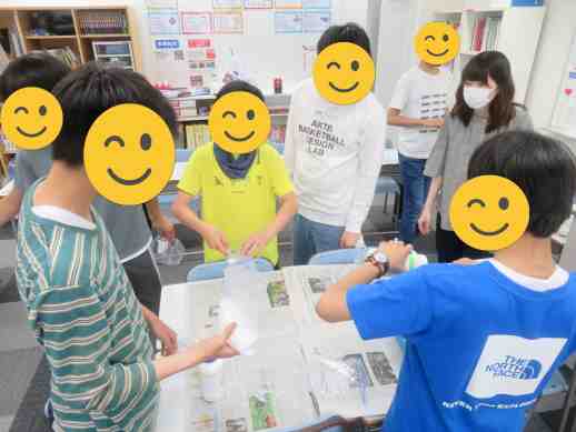 兵庫県にあるフリースクール、クラーク国際中等部芦屋キャンパスの理科の授業の様子