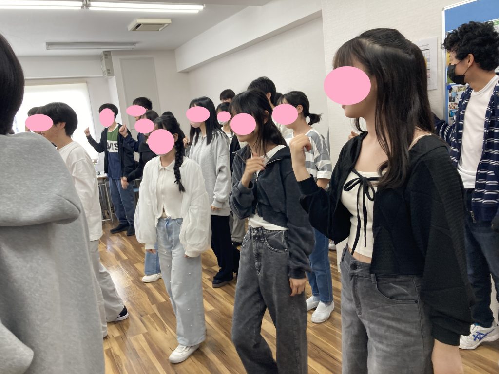 東京にあるフリースクール、クラーク国際中等部東京キャンパスのクラーク記念国際高等学校のスマート生との授業の様子