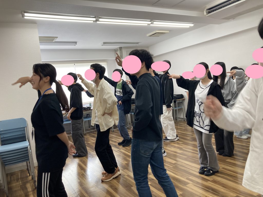 東京にあるフリースクール、クラーク国際中等部東京キャンパスのクラーク記念国際高等学校のスマート生との授業の様子