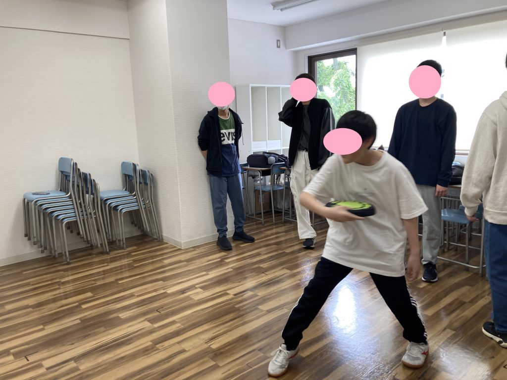 東京にあるフリースクール、クラーク国際中等部東京キャンパスのクラーク記念国際高等学校のスマート生との授業の様子