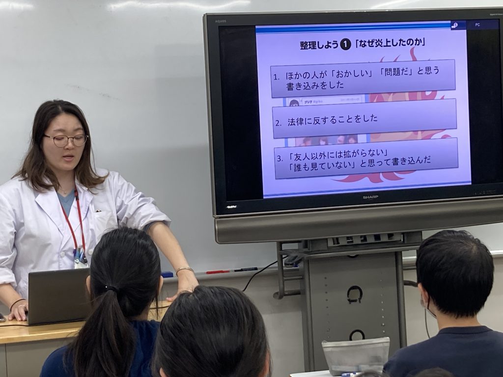 東京にあるフリースクール、クラーク国際中等部東京キャンパスの情報の授業の様子