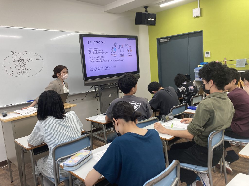 東京にあるフリースクール、クラーク国際中等部東京キャンパスの授業の様子