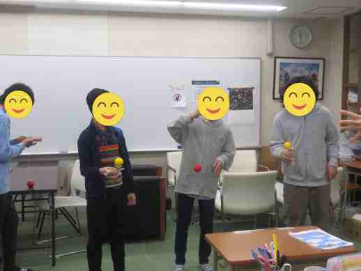 兵庫県にあるフリースクール、クラーク国際中等部芦屋キャンパスの新入生歓迎会の様子