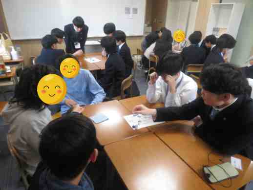 兵庫県にあるフリースクール、クラーク国際中等部芦屋キャンパスの新入生歓迎会の様子
