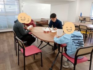 大阪にあるフリースクール、クラーク国際中等部大阪天王寺キャンパス、読書の授業、朝読