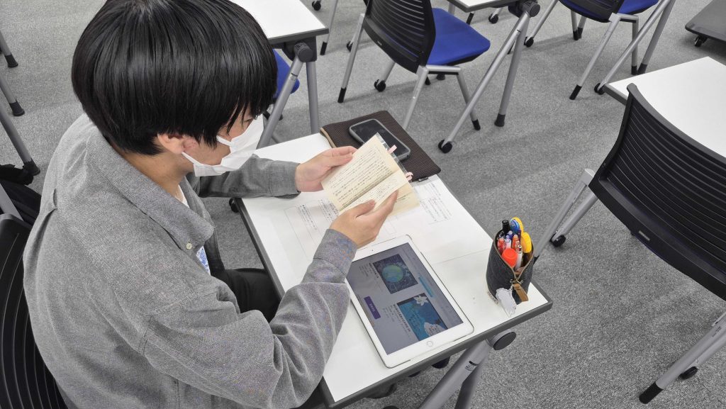 所沢にあるフリースクール、クラーク国際中等部所沢キャンパスの言葉のアトリエ授業の様子