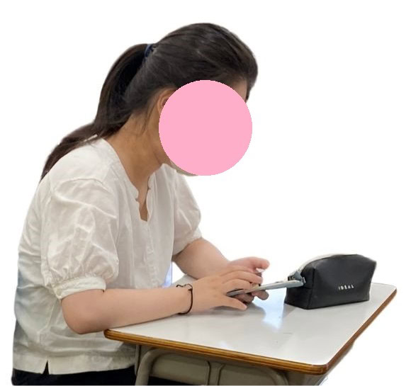 東京にあるフリースクール、クラーク国際中等部東京キャンパスの学習教材を利用している様子