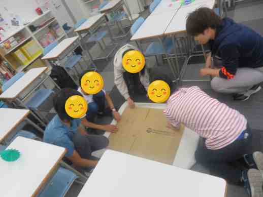 兵庫県にあるフリースクール、クラーク国際中等部芦屋キャンパスのピア製作の授業の様子