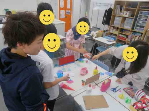 兵庫県にあるフリースクール、クラーク国際中等部芦屋キャンパスのピア製作の授業の様子