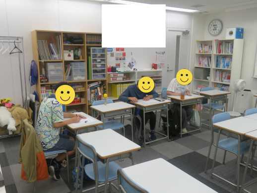 兵庫県にあるフリースクール、クラーク国際中等部芦屋キャンパスの二乗マス計算大会の様子