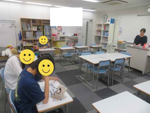 兵庫県にあるフリースクール、クラーク国際中等部芦屋キャンパスの数学の授業の様子
