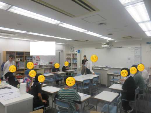 兵庫県にあるフリースクール、クラーク国際中等部芦屋キャンパスのピア実習の様子