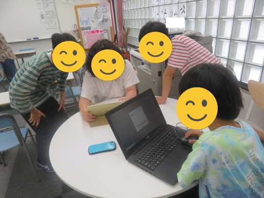 兵庫県にあるフリースクール、クラーク国際中等部芦屋キャンパスのHRの様子