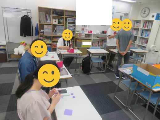 兵庫県にあるフリースクール、クラーク国際中等部芦屋キャンパスのピア製作の授業の様子