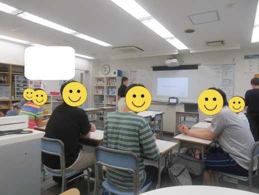 兵庫県にあるフリースクール、クラーク国際中等部芦屋キャンパスの二乗マス計算大会の様子