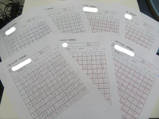 兵庫県にあるフリースクール、クラーク国際中等部芦屋キャンパスの二乗マス計算大会の様子