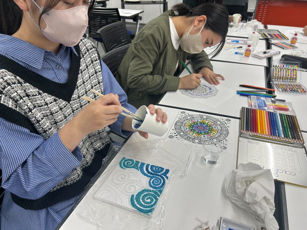 所沢のフリースクール、クラーク国際中等部所沢キャンパスのクラフトの授業の様子