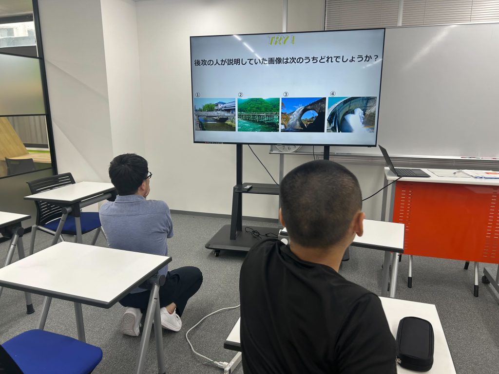 埼玉県所沢市にあるフリースクール、クラーク国際中等部所沢キャンパスでのコミュニケーションワークの授業の様子