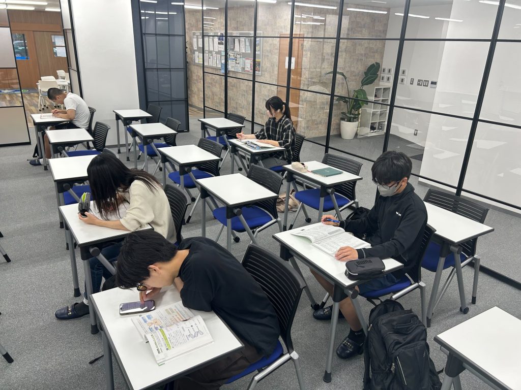 埼玉県所沢市にあるフリースクール、クラーク国際中等部所沢キャンパスでの自律学習の様子
