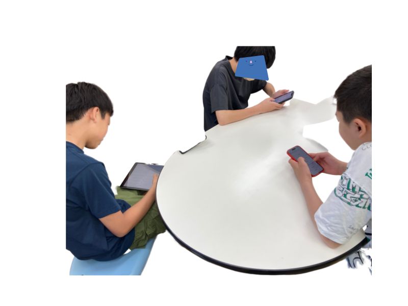 東京にあるフリースクール、クラーク国際中等部東京キャンパスの学習教材を利用している様子