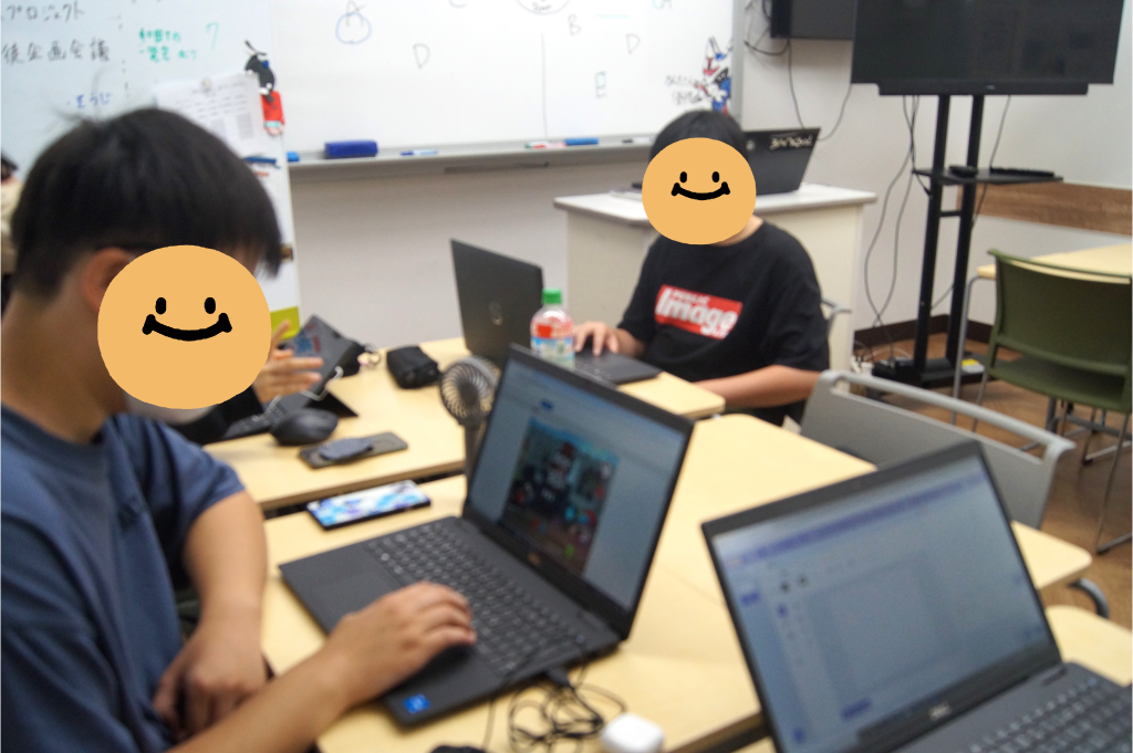 名古屋にあるフリースクール、クラーク国際中等部名古屋キャンパスのプログラミングの授業の様子