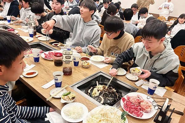 フリースクールクラーク国際中等部、北海道でジンギスカンを食べる