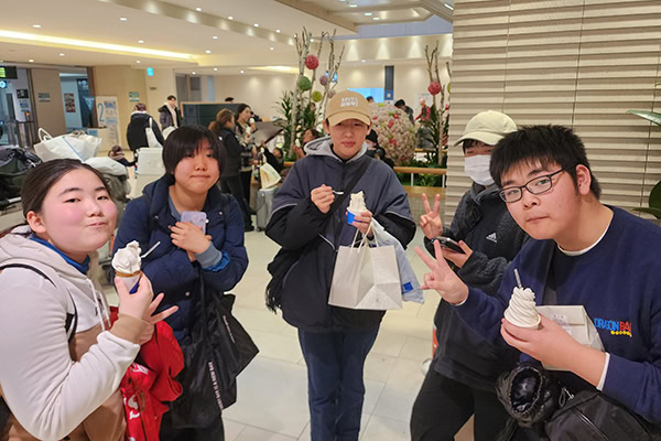 フリースクールクラーク国際中等部、北海道でアイスを食べる