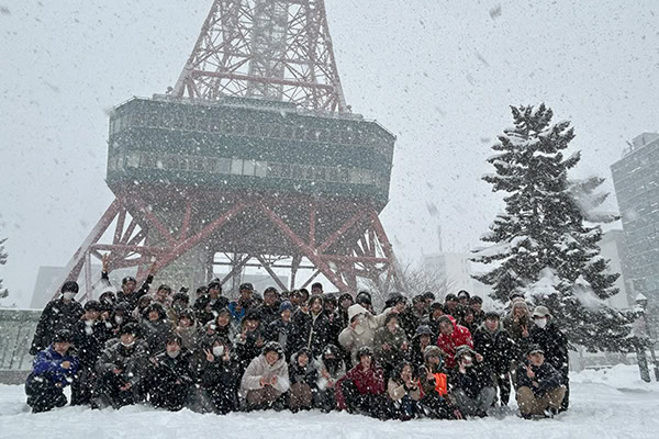 フリースクールクラーク国際中等部、北海道の雪の中で記念撮影