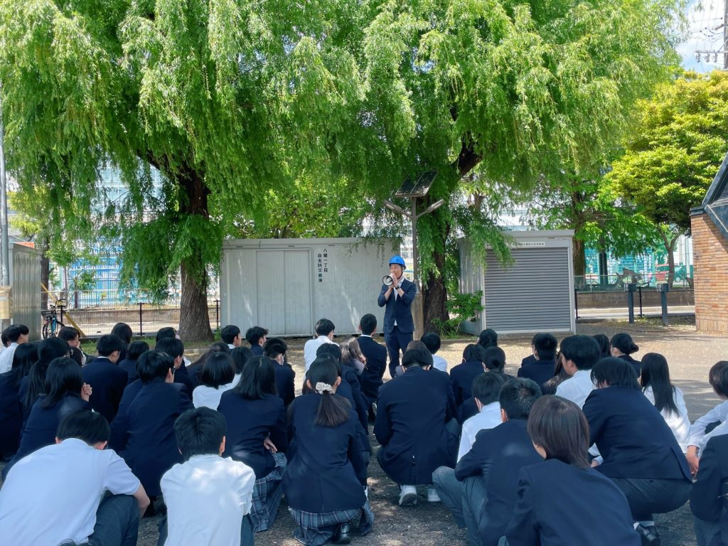 静岡にあるフリースクール、クラーク国際中等部静岡キャンパスの避難訓練の様子