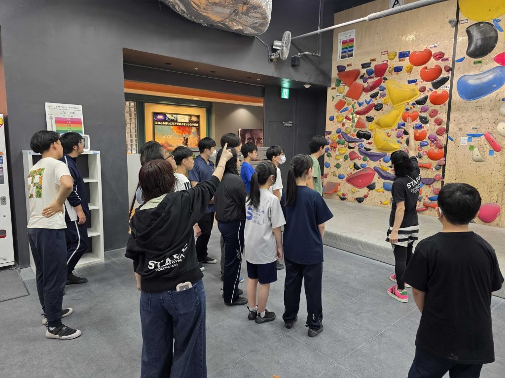 横浜にあるフリースクール、クラーク国際中等部横浜キャンパスの課外活動ボルタリングの様子。