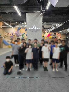 横浜にあるフリースクール、クラーク国際中等部横浜キャンパスの課外活動ボルタリングの様子。