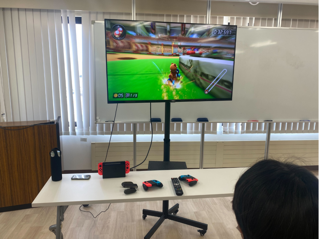 終業式の最後にみんなでゲームをして遊びました