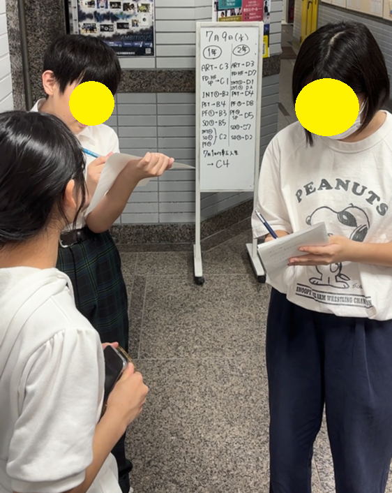 東京にあるフリースクール、クラーク国際中等部東京キャンパスの探究授業の様子
