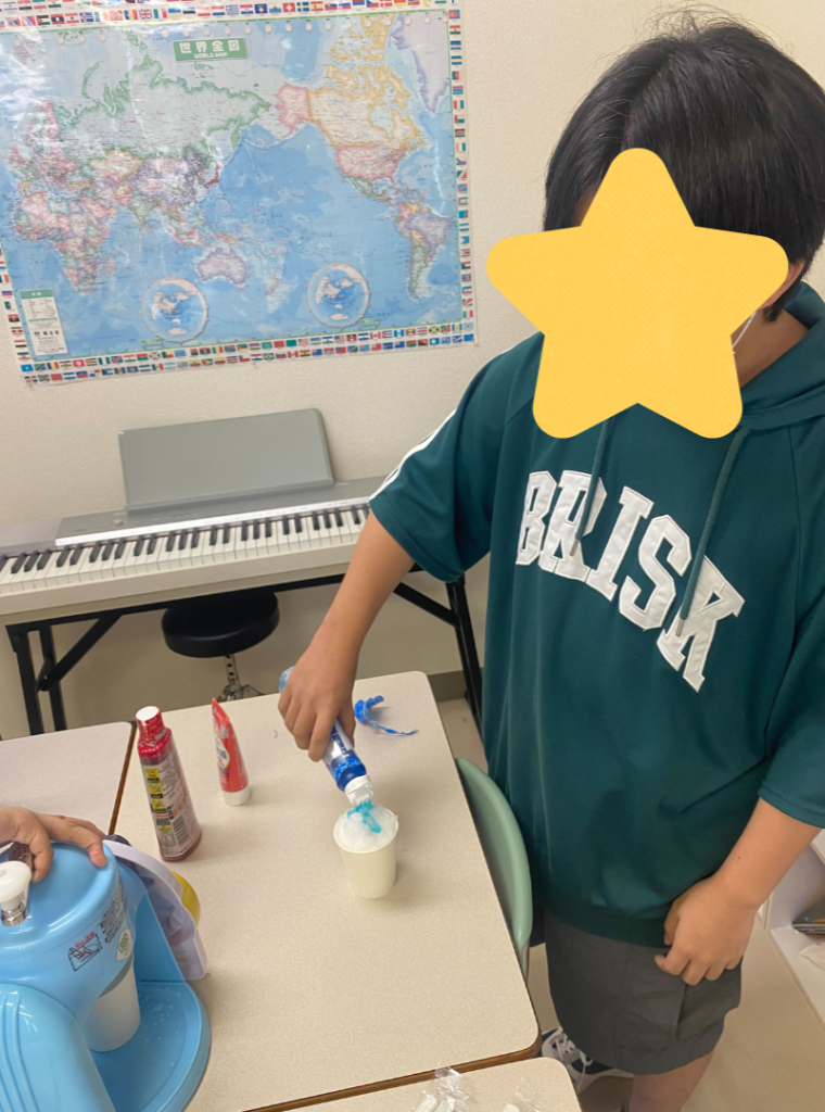 かき氷づくりで好きなシロップをかけて実食