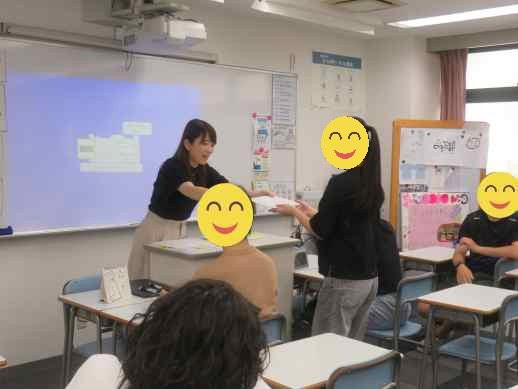 兵庫県にあるフリースクール、クラーク国際中等部芦屋キャンパスの表彰式の様子