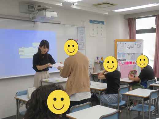 兵庫県にあるフリースクール、クラーク国際中等部芦屋キャンパスの表彰式の様子