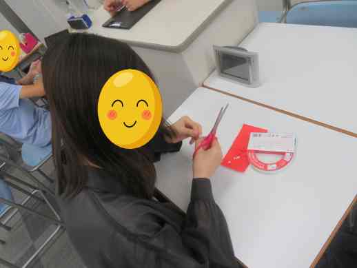 兵庫県にあるフリースクール、クラーク国際中等部芦屋キャンパスのピア製作の様子