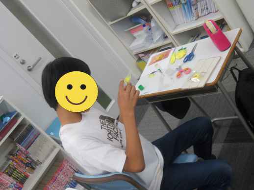 兵庫県にあるフリースクール、クラーク国際中等部芦屋キャンパスのピア製作の様子