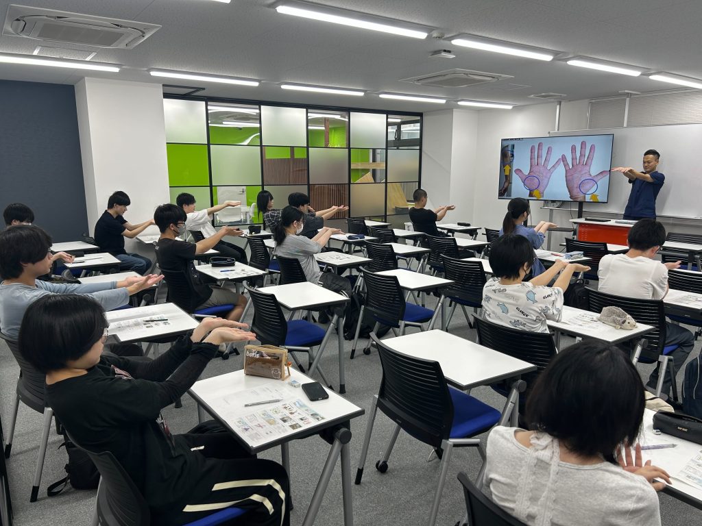 埼玉県所沢市にあるフリースクール、クラーク国際中等部所沢キャンパスで行われた地域探究の授業の様子