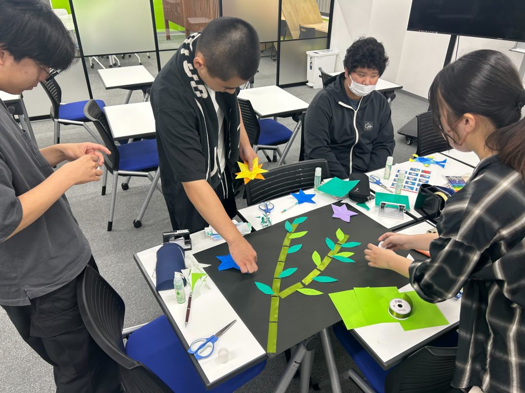 埼玉県所沢市にあるフリースクール、クラーク国際中等部所沢キャンパスのクラフト授業の様子