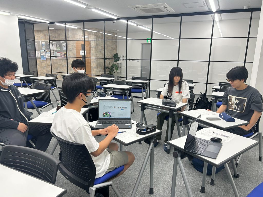 埼玉県所沢市にあるフリースクール、クラーク国際中等部所沢キャンパスの探究授業中の話し合いの様子