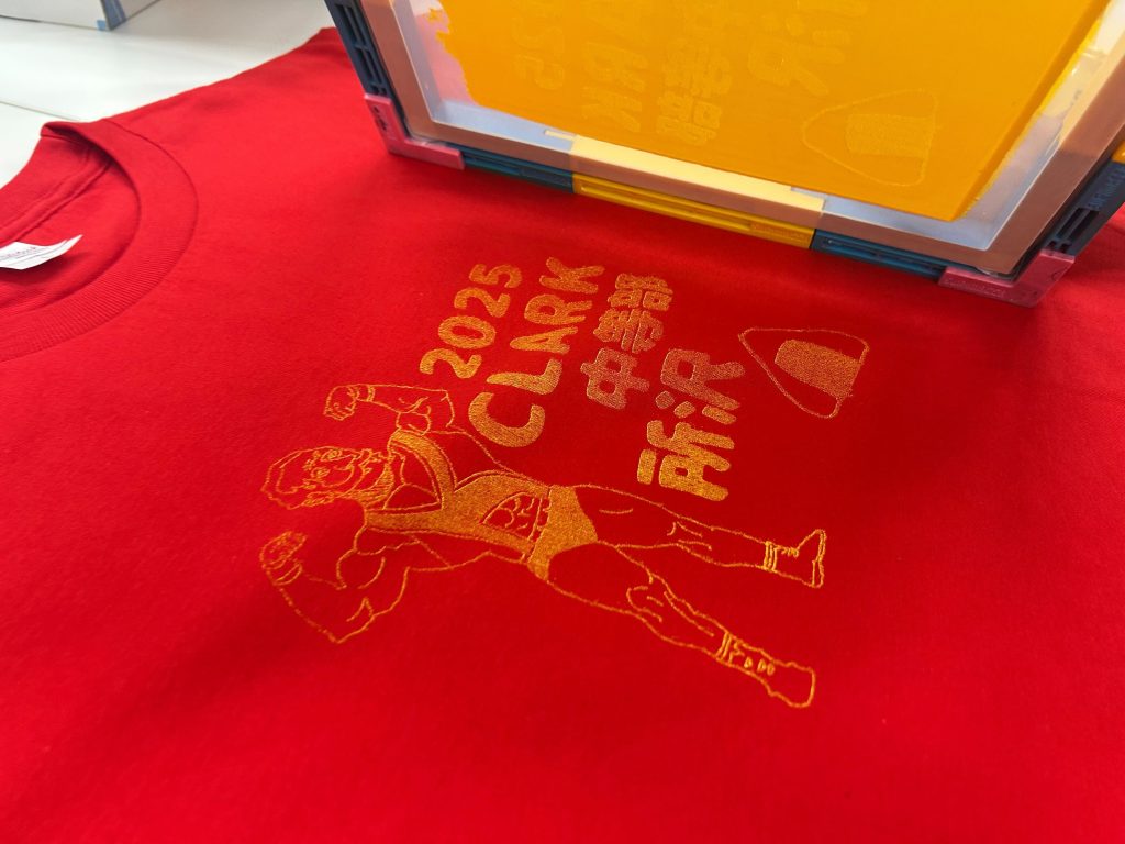 埼玉県所沢市にあるフリースクール、クラーク国際中等部所沢キャンパスでのTシャツ作りの様子
