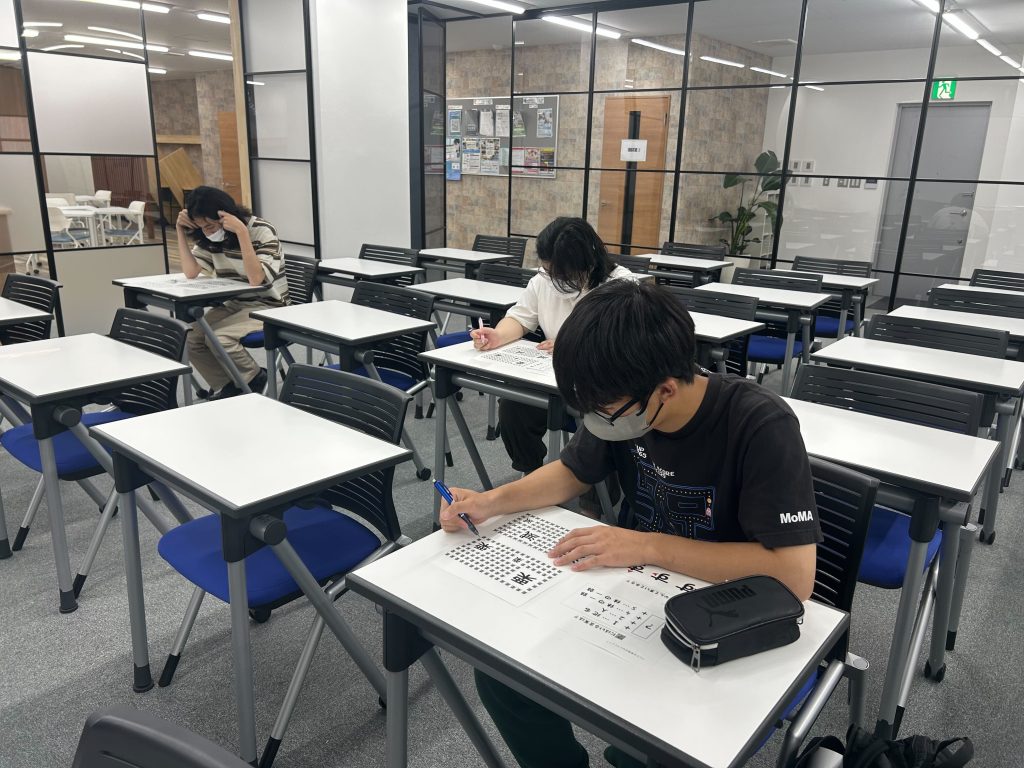 埼玉県所沢市にあるフリースクール、クラーク国際中等部所沢キャンパスでのロジカルシンキングの授業の様子。