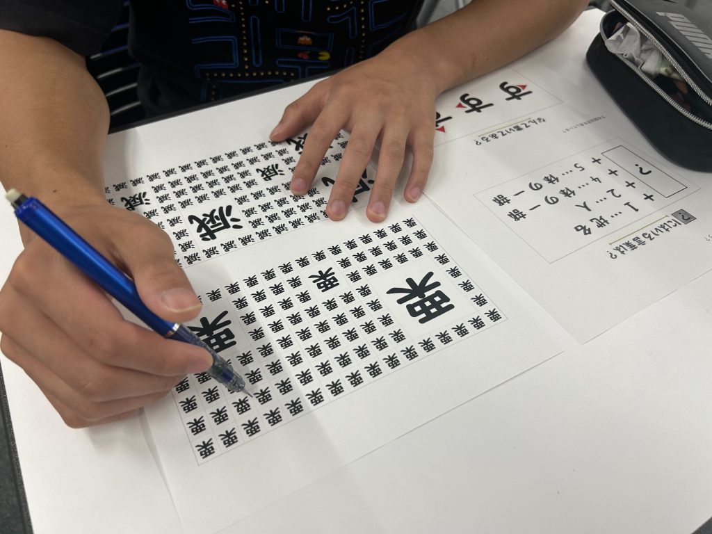 埼玉県所沢市にあるフリースクール、クラーク国際中等部所沢キャンパスでのロジカルシンキングの授業の様子。