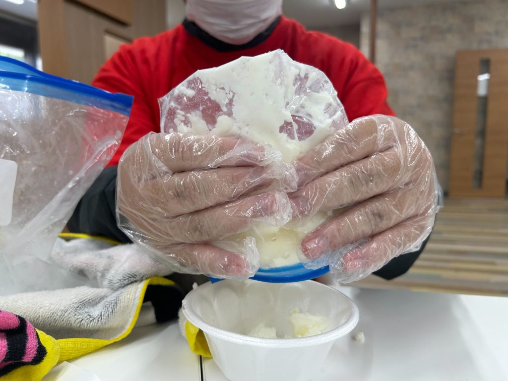 埼玉県所沢市にあるフリースクール、クラーク国際中等部所沢キャンパスで行った調理実習の様子